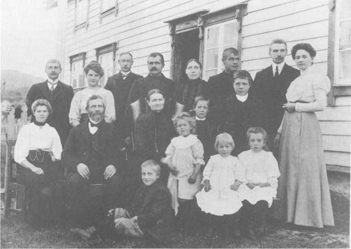 Stor familiegruppe på Tennskjær med Bendix Olai Olsen og Hanna Marie Hansdatter, barn, svigerbarn og barnebarn